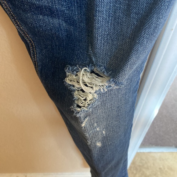 Hollister California jeans w/distress size 7R waist 28 Length 33 in great shape - Picture 6 of 10